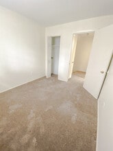 Evergreen Village Apartments & Townhouses in Elyria, OH - Foto de edificio - Building Photo