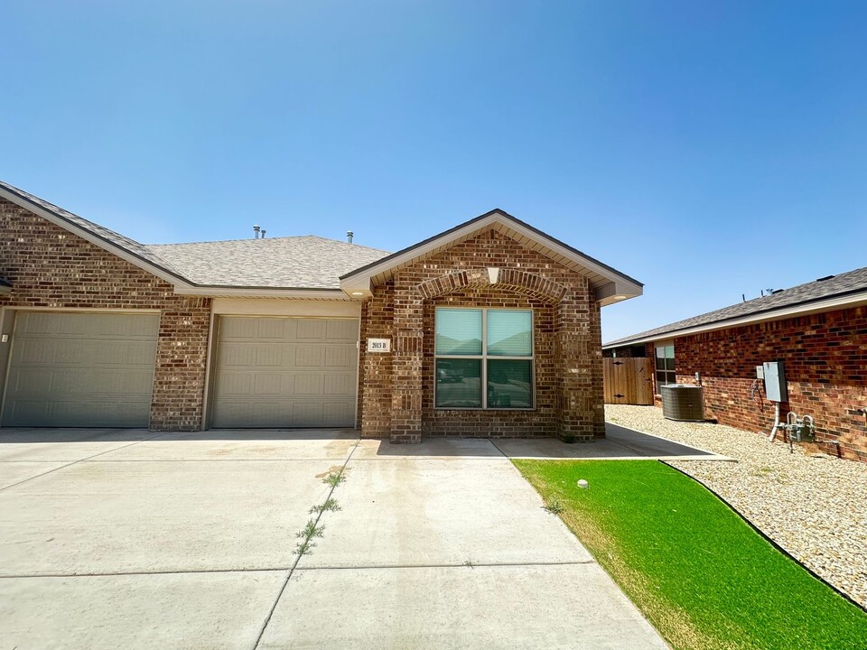 2013 Aberdeen Ave in Wolfforth, TX - Building Photo