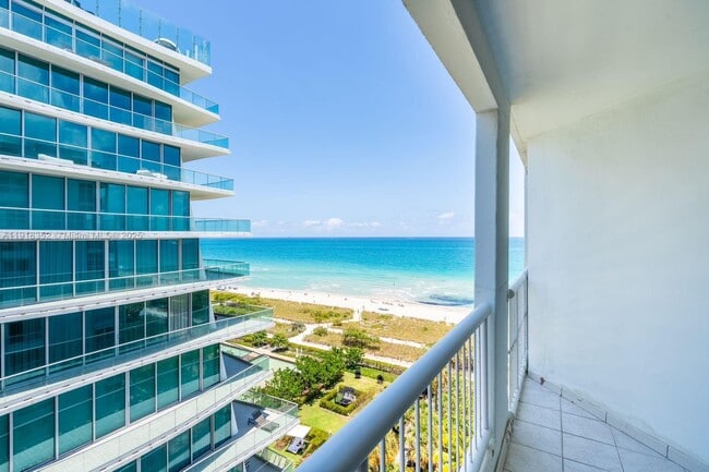 9341 Collins Ave in Surfside, FL - Foto de edificio - Building Photo