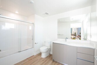 New Luxury Modern 1 & 2 Bedroom Apartments in Los Angeles, CA - Foto de edificio - Interior Photo