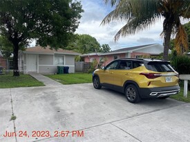 5881 NW 32nd Ave, Unit 5881 in Miami, FL - Building Photo