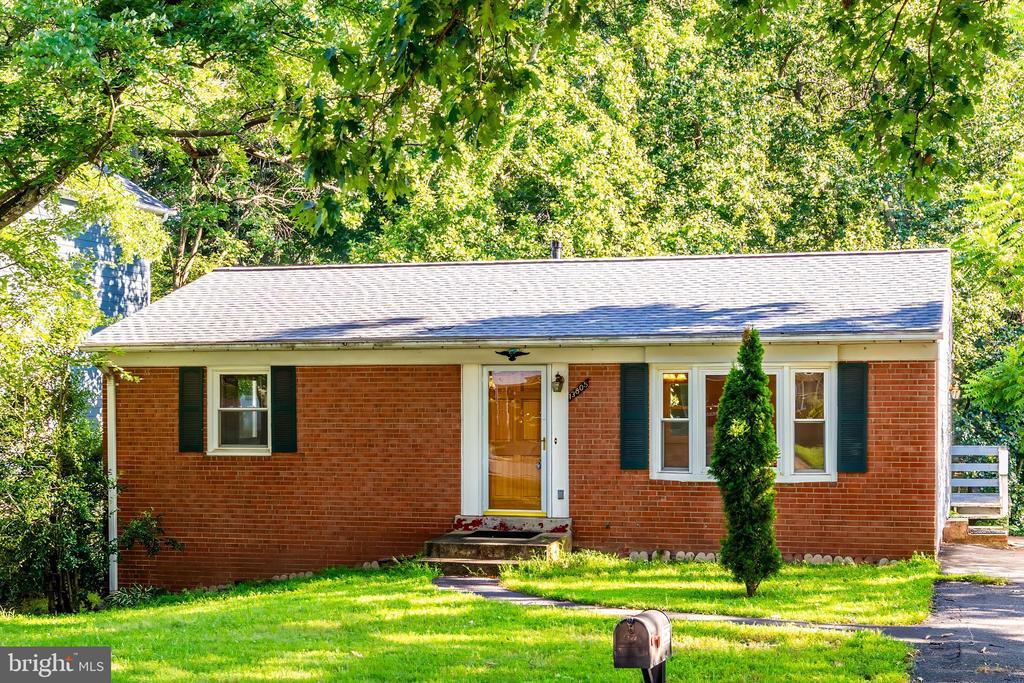 13805 Fulmer Dr in Chantilly, VA - Building Photo