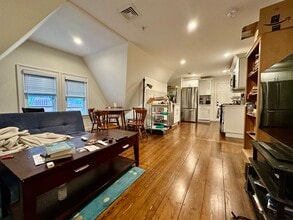 21 Bellevue St, Unit 3 in Waltham, MA - Foto de edificio - Building Photo