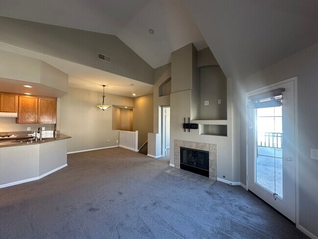 11912 Cypress Canyon Rd in San Diego, CA - Foto de edificio - Building Photo