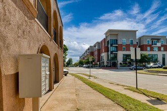 811 S Mesquite St in Arlington, TX - Building Photo - Building Photo