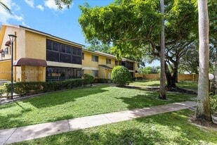 3047 N Oakland Forest Dr in Oakland Park, FL - Building Photo