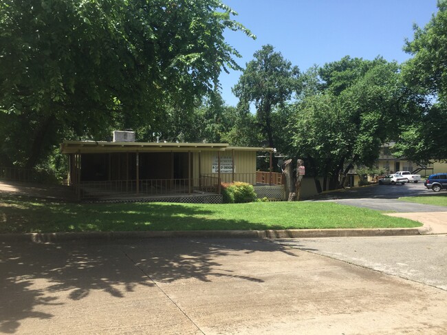 Lake Como Apartments in Fort Worth, TX - Foto de edificio - Building Photo