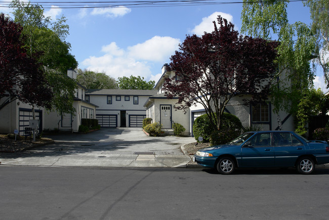 228 Madrone St in Redwood City, CA - Foto de edificio - Building Photo