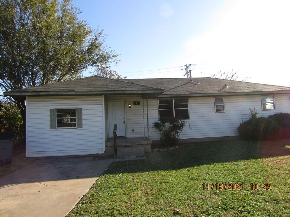 1 NW 28th St in Lawton, OK - Building Photo