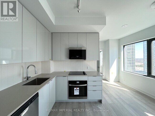2920-2920 Hwy 7 in Vaughan, ON - Building Photo - Building Photo