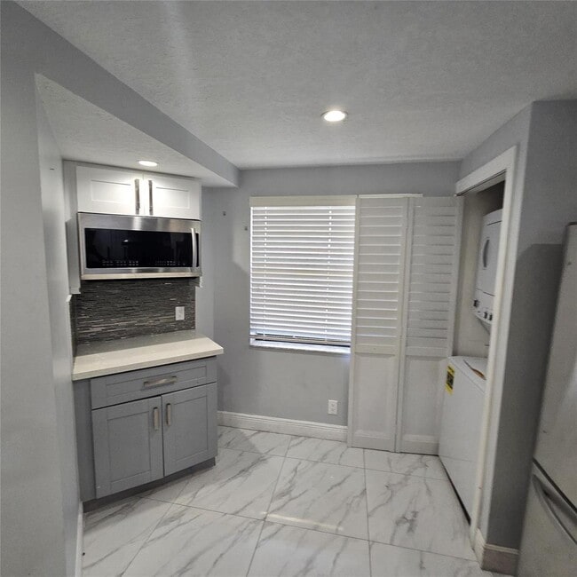 6575 W Oakland Park Blvd, Unit 404 in Lauderhill, FL - Building Photo - Building Photo