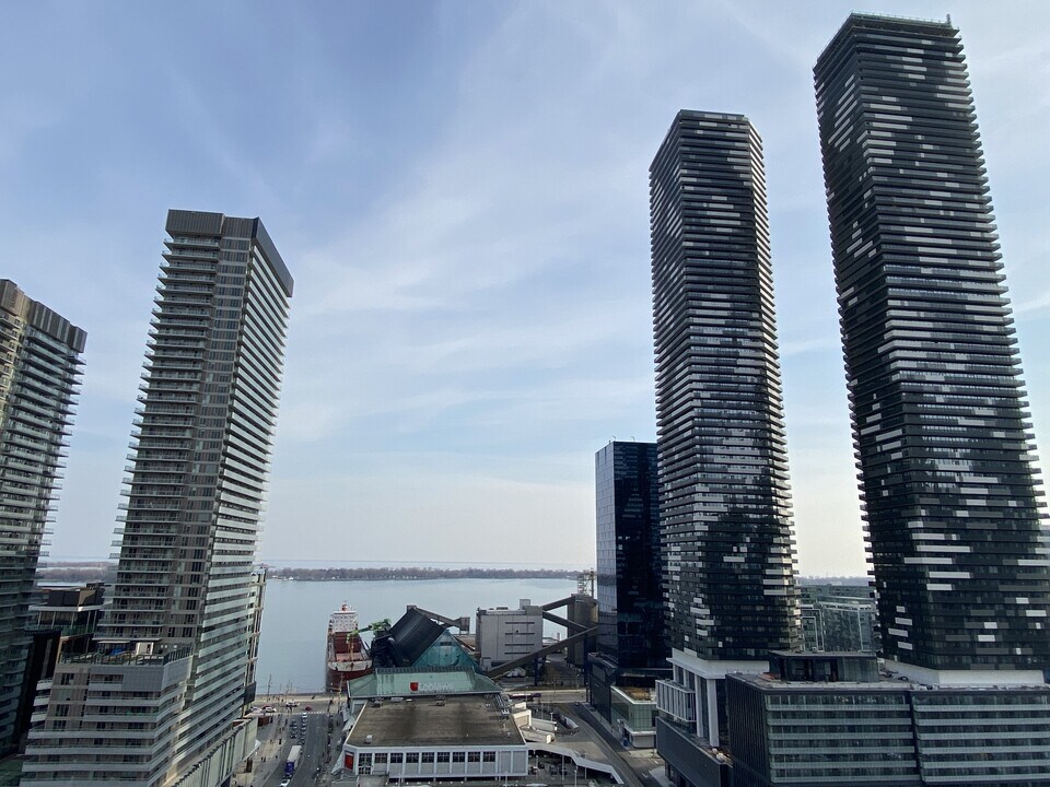 1-2011 Market St. in Toronto, ON - Building Photo