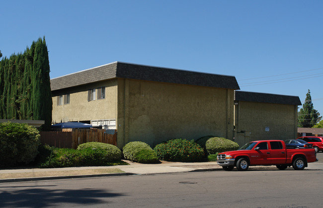 738 S Orange Ave in El Cajon, CA - Foto de edificio - Building Photo