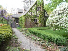 16 Country Club Rd, Unit Apartment 2 in East Rochester, NY - Building Photo