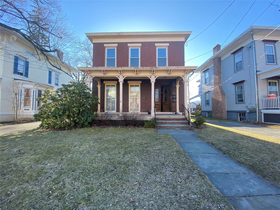 90 Washington Ave in Saugerties, NY - Building Photo