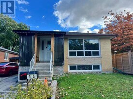15 Summerglade Dr in Toronto, ON - Building Photo