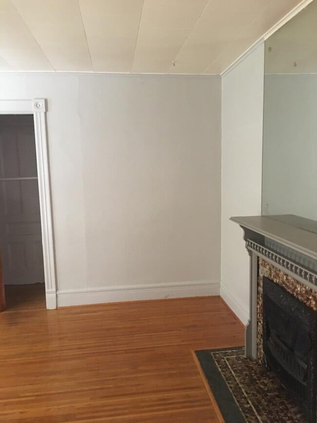 404 Birr St, Unit Apt 1 in Rochester, NY - Building Photo - Building Photo