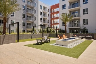 The Q De Soto in Woodland Hills, CA - Foto de edificio - Building Photo