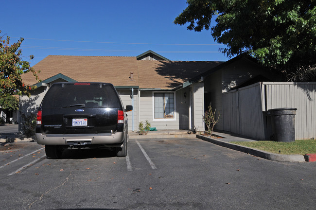 1317 A-C, 1321 A-C Claus Rd in Modesto, CA - Building Photo - Building Photo