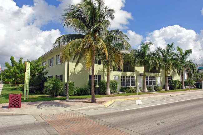 Tudor Court Apartments: South Bldg in Lake Worth, FL - Building Photo - Building Photo