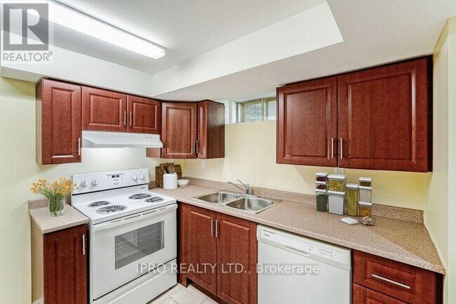 10 Linkdale Rd in Brampton, ON - Building Photo - Building Photo