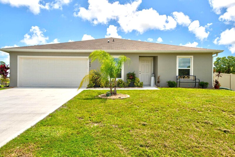 999 Commerce Rd SE in Palm Bay, FL - Foto de edificio