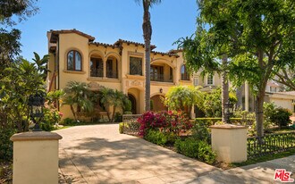 265 N Kenter Ave in Los Angeles, CA - Building Photo