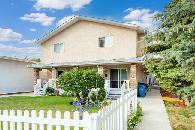 6137 Bowness Rd NW in Calgary, AB - Building Photo - Building Photo