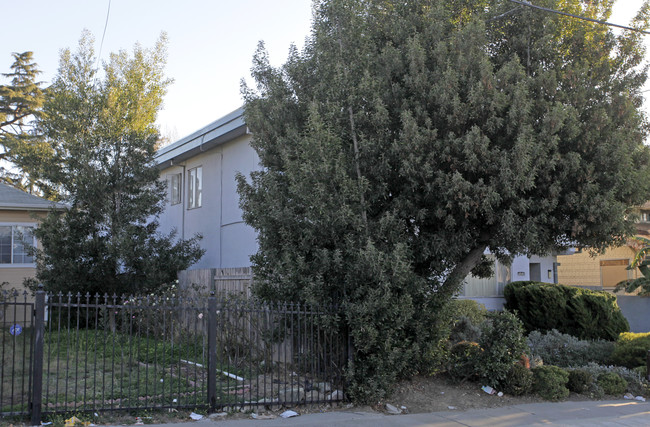 4060 Lyon Ave in Oakland, CA - Foto de edificio - Building Photo