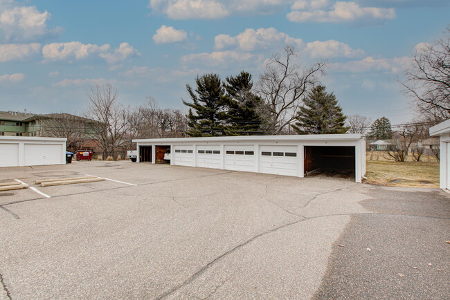 1890 Lexington Ave N, Unit 11 in Roseville, MN - Foto de edificio - Building Photo