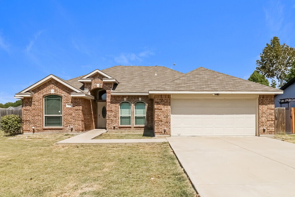 319 W Little Creek Rd in Cedar Hill, TX - Building Photo
