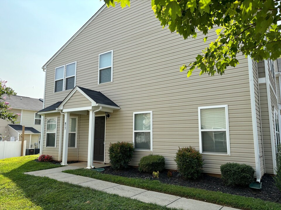 817 Ranchero St in Statesville, NC - Building Photo