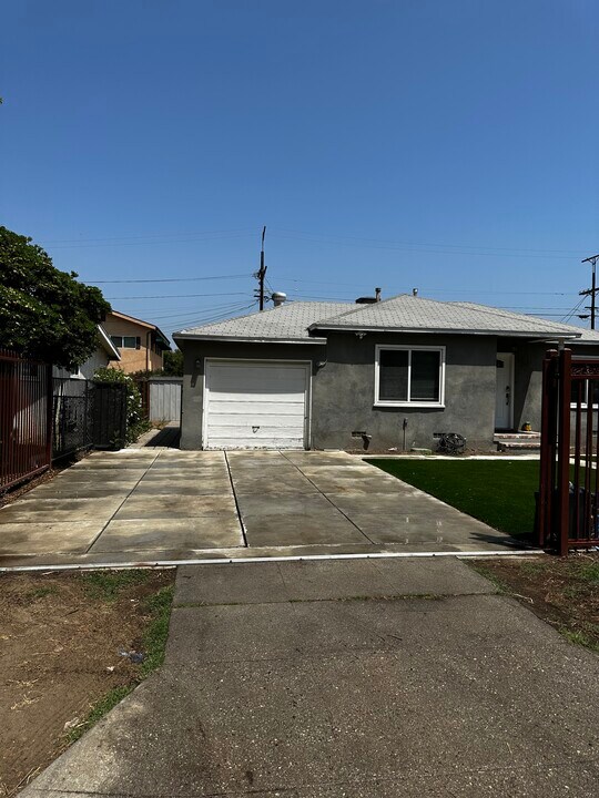 7044 Yarmouth Ave in Los Angeles, CA - Building Photo