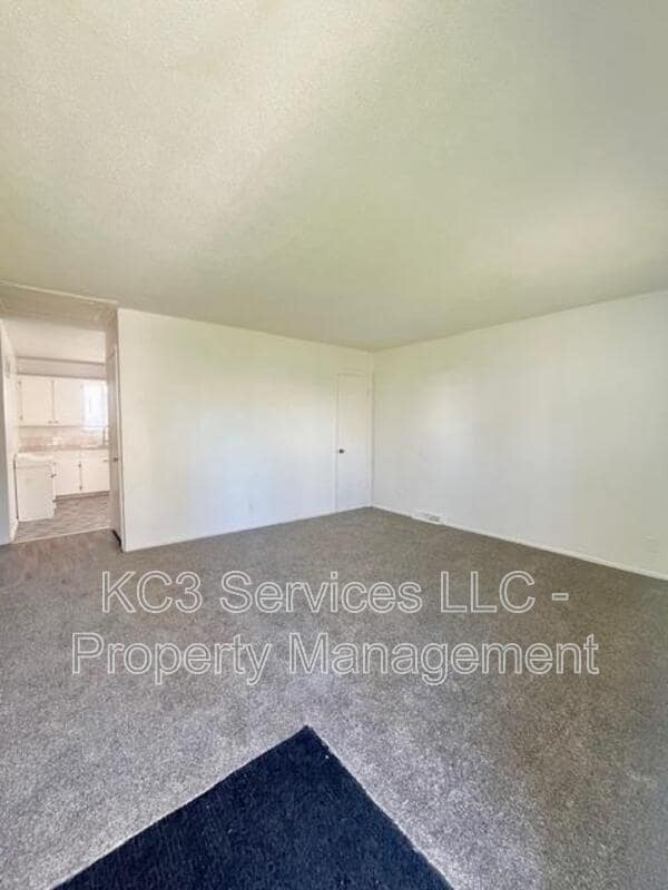 5025 N Bellaire Ave in Kansas City, MO - Building Photo - Building Photo