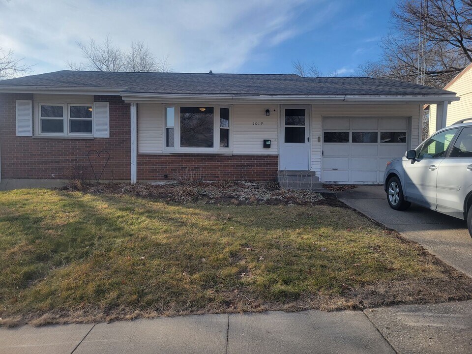 1019 Carver St in Iowa City, IA - Building Photo