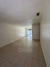 1042 N Jefferson St in Tulare, CA - Building Photo - Building Photo