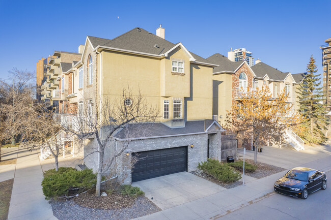 1302 13 Av SW in Calgary, AB - Building Photo - Building Photo