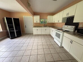 1241 NE 113th Terrace in Miami, FL - Foto de edificio - Building Photo