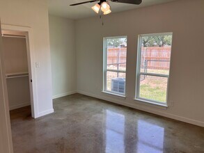 2208 J E Woody Rd in Springtown, TX - Foto de edificio - Building Photo