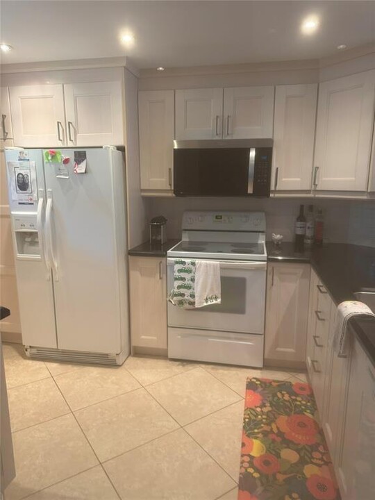 605 Oaks Dr, Unit 205 in Pompano Beach, FL - Foto de edificio