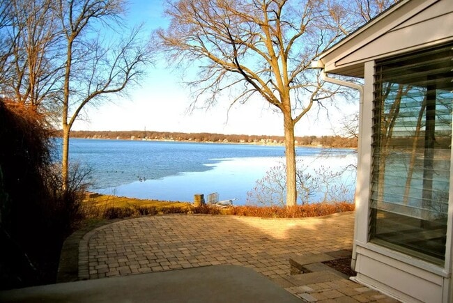 1215 Farwell Dr in Madison, WI - Building Photo - Building Photo