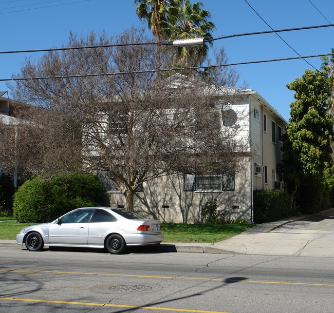 12401-12403 Magnolia Blvd in Valley Village, CA - Foto de edificio - Building Photo