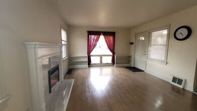 1731 Deckner Ave in Green Bay, WI - Foto de edificio - Building Photo