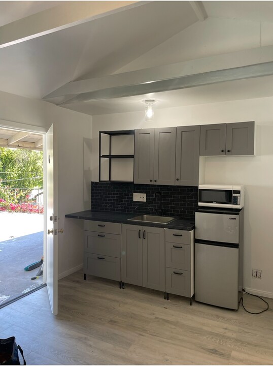 4811 Farmdale Ave, Unit Studio w deck in North Hollywood, CA - Foto de edificio