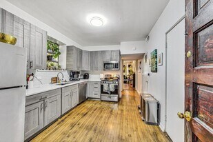 2554 W Winnemac Ave, Unit 1 in Chicago, IL - Building Photo