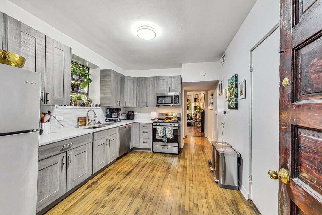 2554 W Winnemac Ave, Unit 1 in Chicago, IL - Building Photo