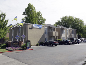 Creekside Apartments in Sacramento, CA - Building Photo - Building Photo