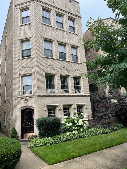 7551 N Oakley Ave in Chicago, IL - Building Photo