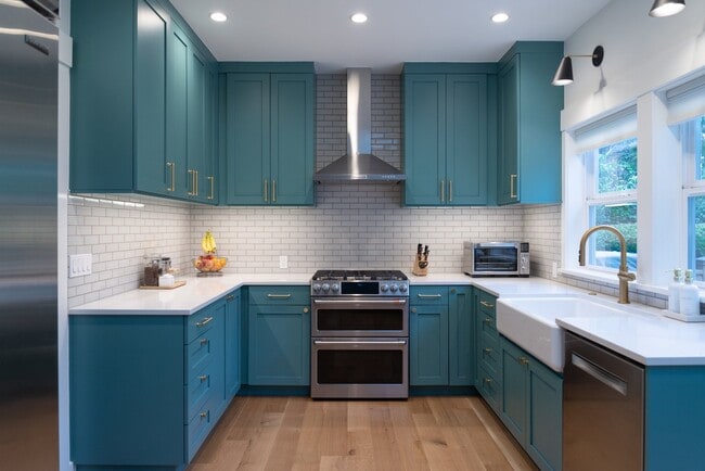2250 70th Ave SE in Mercer Island, WA - Building Photo - Building Photo