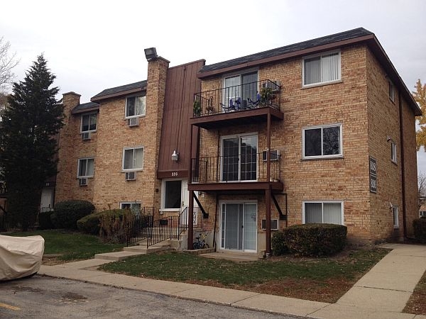 826-828 W College Blvd in Addison, IL - Building Photo